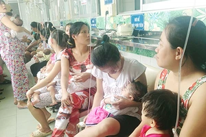 Trẻ bệnh hô hấp chật cứng bệnh viện