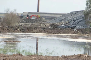 Hai nhà máy tái chế rác hiện đại cùng gây ô nhiễm