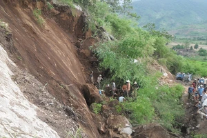 Đá sạt lở làm bốn công nhân thương vong