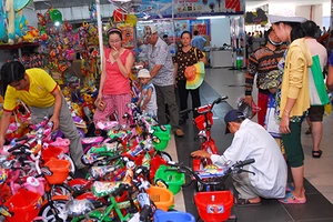 DN đi thuyền thúng ra biển lớn