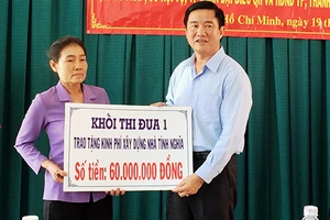 Sở Tư pháp TP.HCM trao tặng kinh phí xây nhà tình nghĩa