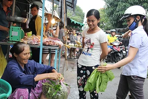 Hãy nhìn vào bữa cơm công nhân! 