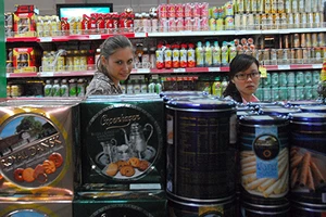 ‘Cắn răng’ chịu đựng vì biến động tỉ giá 