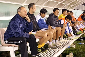 Thầy ngoại ‘mù’ V-League