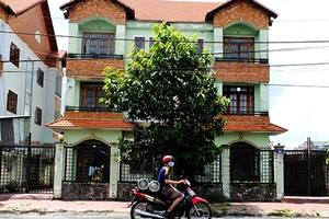 Phó công an xã niêm phong, giao nhà tranh chấp 