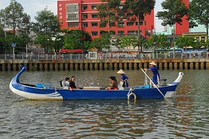 Du lịch trên kênh Nhiêu Lộc - Thị Nghè có gì lạ?