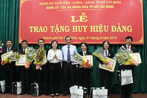 Sáu thẩm phán được trao tặng huy hiệu 30 năm tuổi Đảng