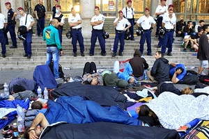 Người nhập cư biểu tình đòi lên tàu ở Hungary