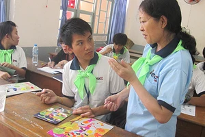 Dạy vẽ miễn phí cho người câm điếc