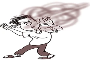 Xịt thuốc sâu cho… người