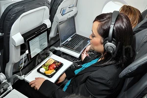 Ai ngờ bàn ăn là nơi bẩn nhất trên máy bay