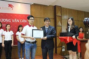 Trao học bổng cho sinh viên vượt khó học giỏi