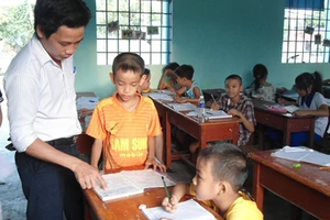 Cán bộ tư pháp dạy lớp tình thương