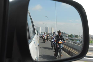 Mắt mờ: Không cấp bằng lái!