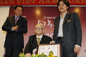 Giang Quân nhận giải thưởng ‘Vì tình yêu Hà Nội’