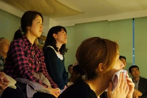 Cho thuê trai đẹp an ủi phụ nữ 