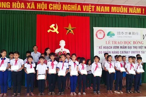 Trao 600 suất học bổng cho học sinh nghèo