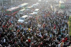 Biển người dồn ứ dưới mưa ở ngã tư Thủ Đức