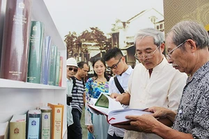 Tiếp nhận sách tặng chiến sĩ Trường Sa