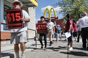 Nghị sĩ Mỹ trải nghiệm sống với mức lương tối thiểu