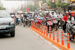 Hết đường chen lấn lên cầu vượt Hoàng Hoa Thám