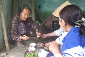 Cả xóm cưu mang một người điên