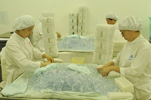 Trẻ mòn mỏi chờ vaccine ngoại