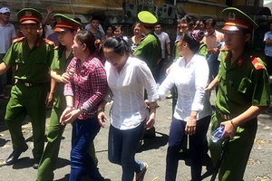 Dùng giấy tờ giả lừa đảo: Xử mấy tội?