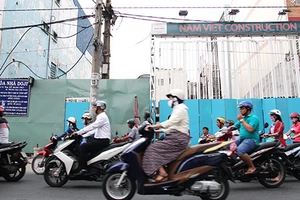 Cao ốc ‘đụng’ metro: Chưa biết xử sao!