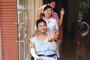 Bé Linh xuất viện và câu chuyện tình người