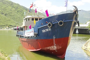 Hạ thủy tàu vỏ thép hậu cần cho ngư dân Lý Sơn