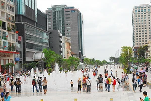 Mở xe buýt điện qua phố đi bộ Nguyễn Huệ