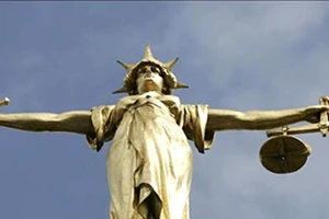 Thần công lý quên bịt tai