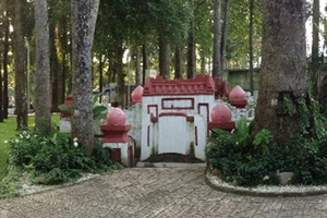 Chuyện lạ mộ cổ Sài Gòn