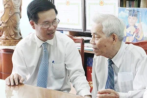 Vợ chồng cựu cán bộ ngoại giao nhận Huy hiệu 70 năm tuổi Đảng