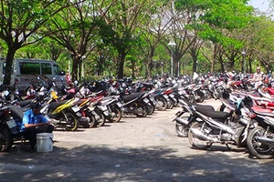 Phạt năm điểm giữ xe thu phí cao hơn quy định