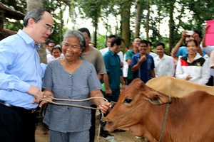 Muốn phát triển phải đầu tư cho con em đi học