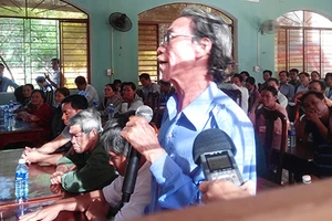 Đối thoại vụ mang quan tài cản thi công