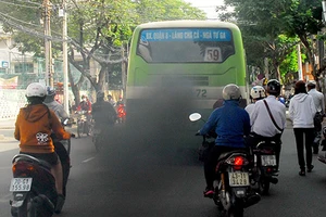 Xe buýt rệu rã, dân quay về với xe máy!