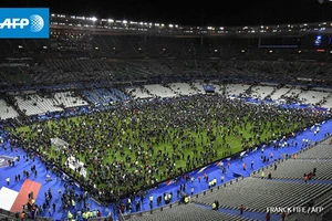 Giao hữu Pháp - Đức: Đá trong làn bom đạn