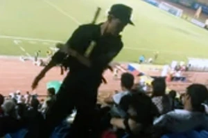 Đình chỉ cảnh sát tát em họ giữa sân bóng