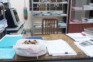 Bao lá mít trên bàn vị chủ tịch phường