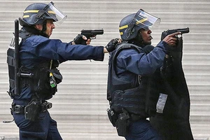 Nữ khủng bố nổ bom tự sát 