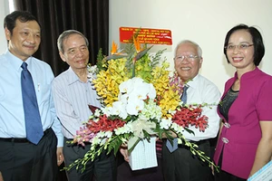 Lãnh đạo TP.HCM thăm và chúc mừng các nhà giáo lão thành