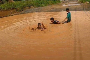 Làm đường để cho trẻ… tập bơi