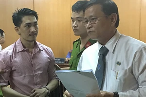 Hoãn xử vụ cướp điện thoại ‘cùi bắp’ của người tình 