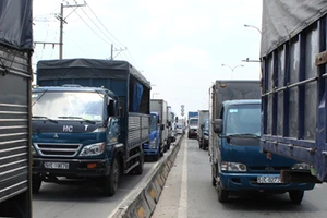 Quốc lộ 1: Cấm xe tải, có giải được kẹt?