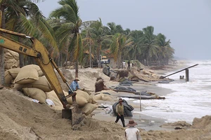 Sóng đánh nát bờ biển Cửa Đại