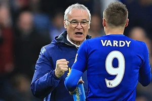 Premier League: ‘Thợ hàn’ Ranieri hạ nhục Van Gaal 