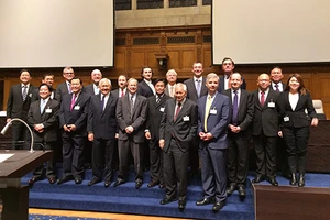 Trung Quốc dựng ‘bức tường Berlin trên biển’